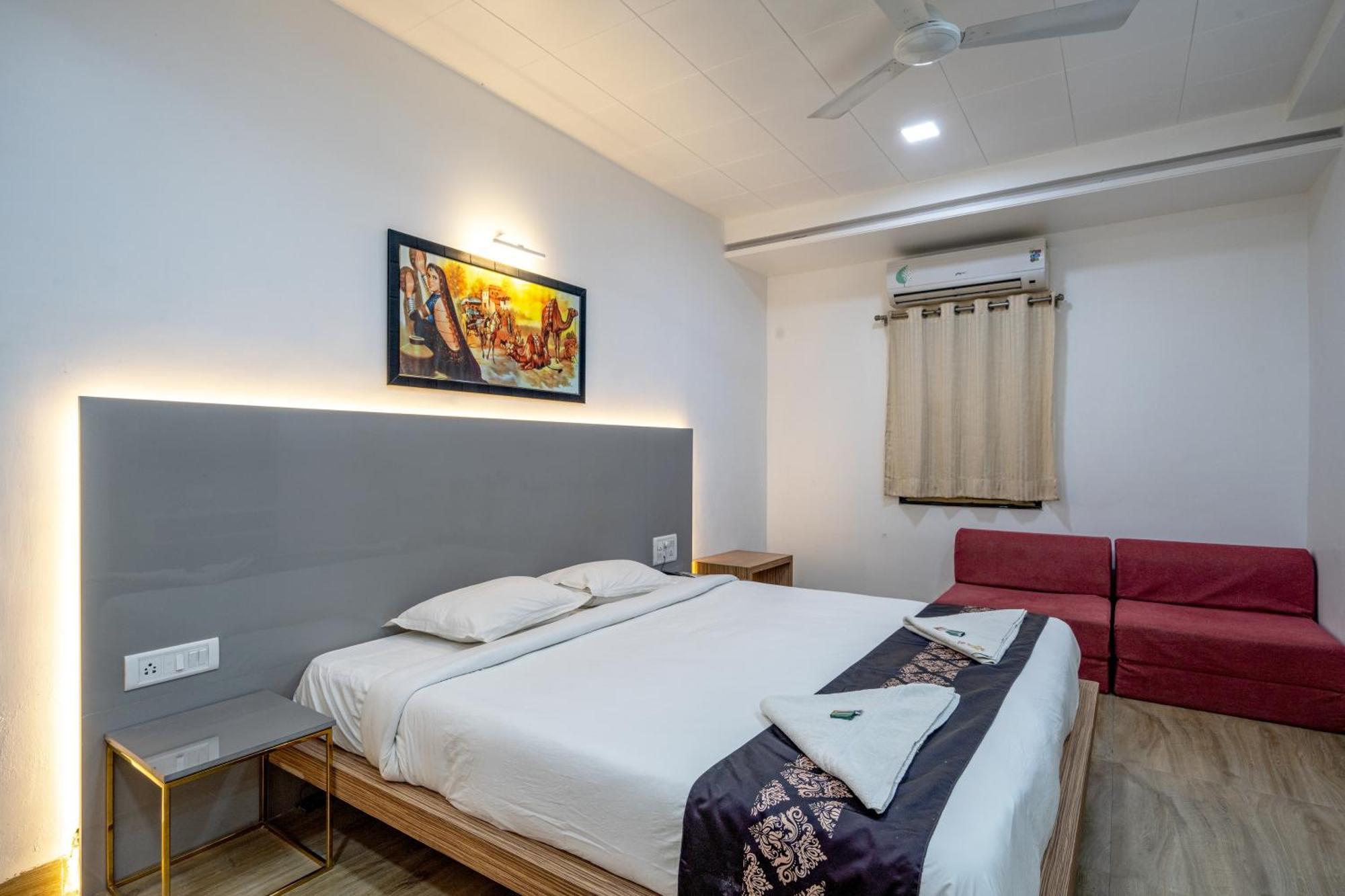 Hotel Darshan Executive Tuljapur Екстер'єр фото