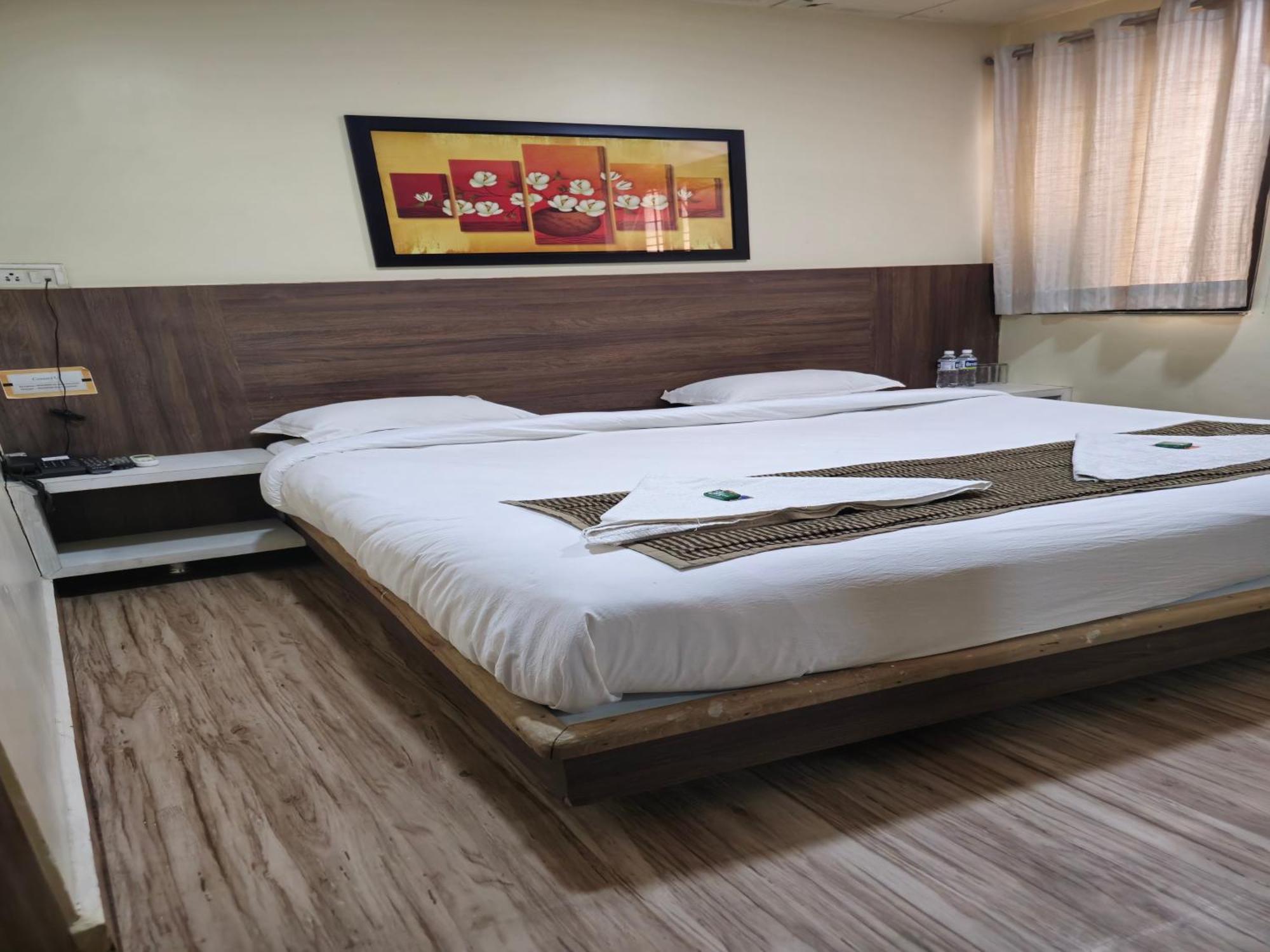Hotel Darshan Executive Tuljapur Екстер'єр фото