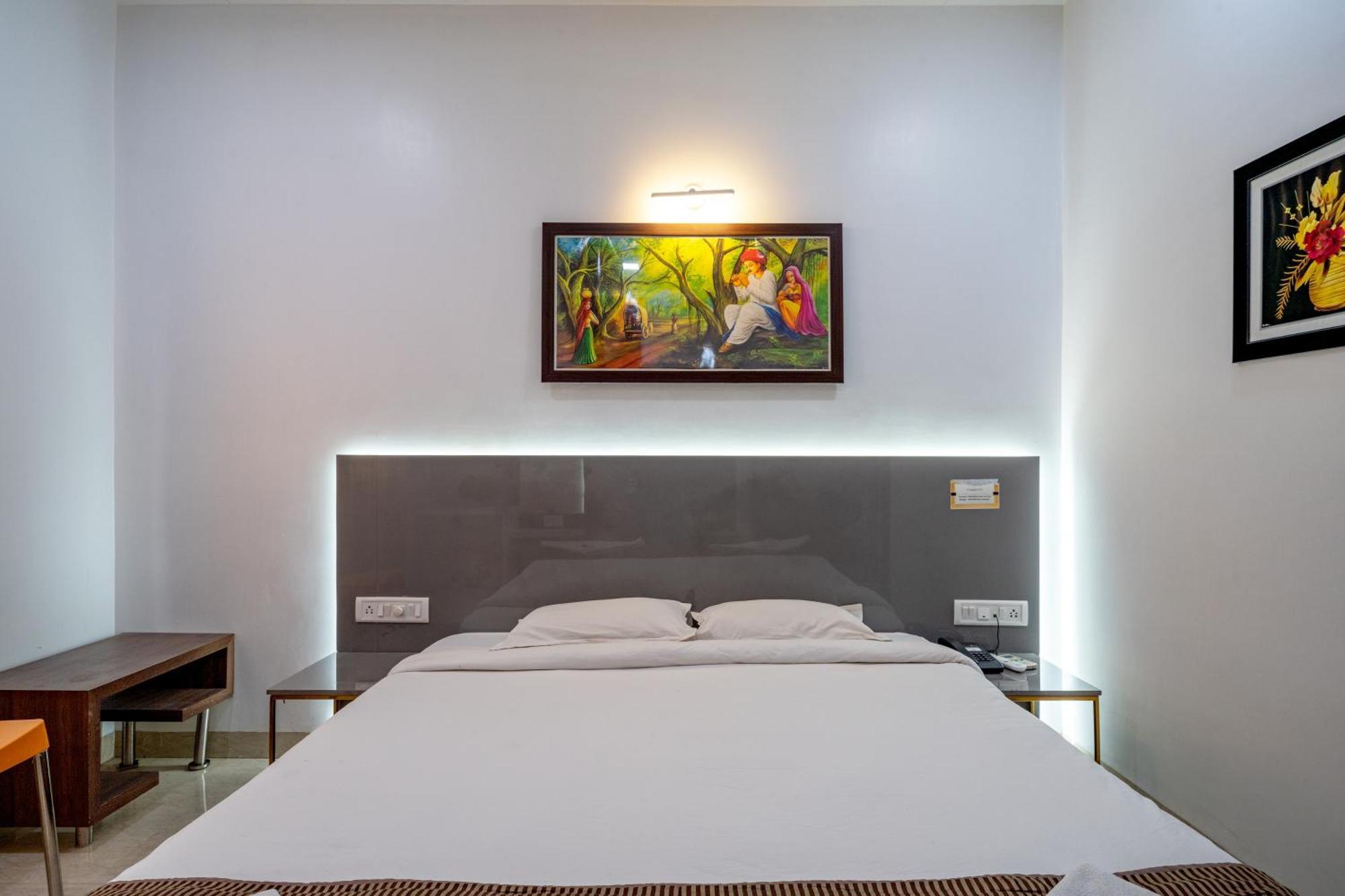 Hotel Darshan Executive Tuljapur Екстер'єр фото