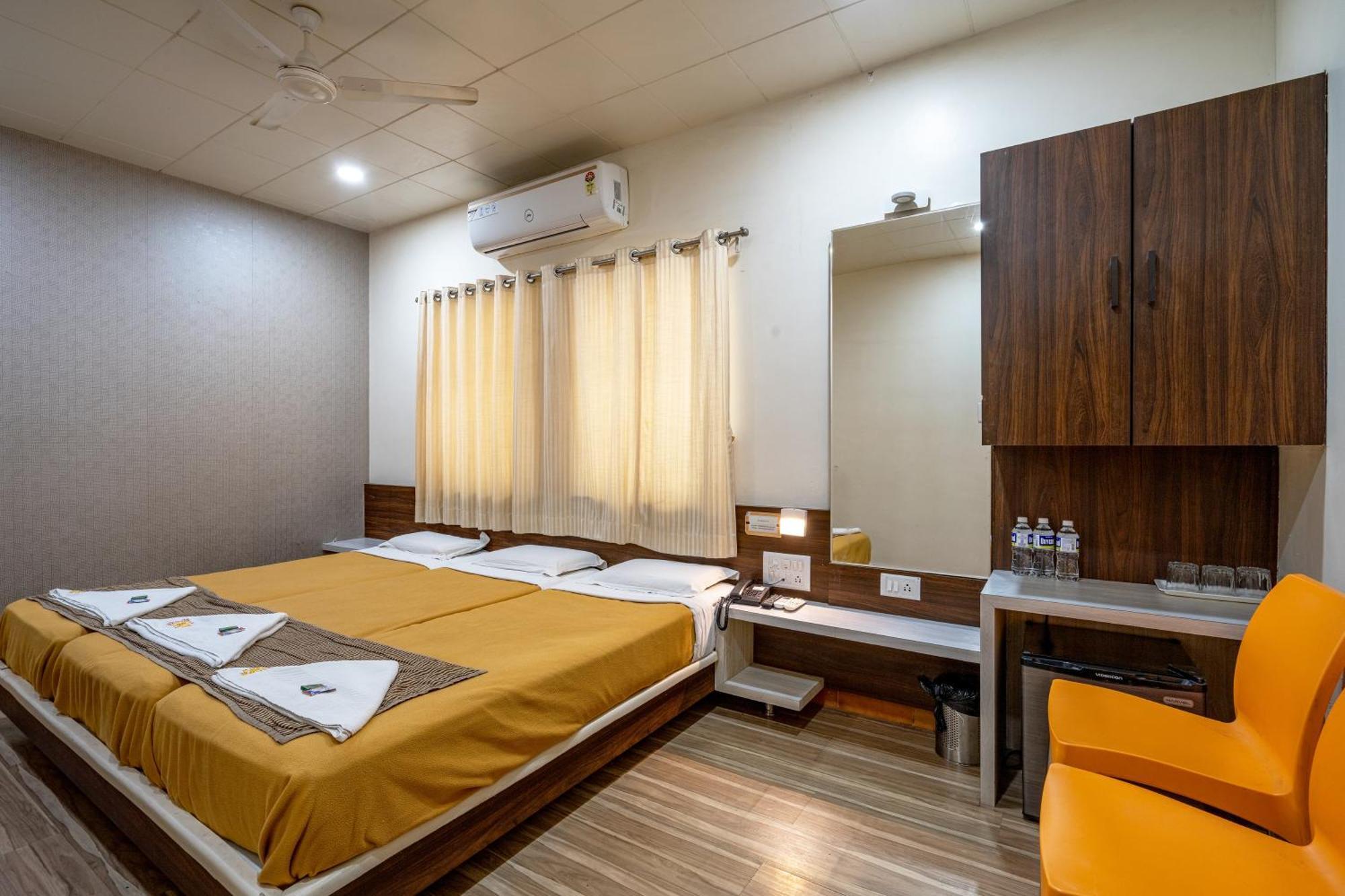Hotel Darshan Executive Tuljapur Екстер'єр фото